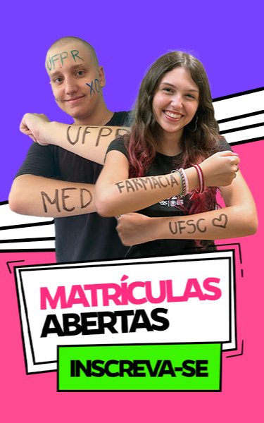 Jovens sorrindo com escritas nos braços.