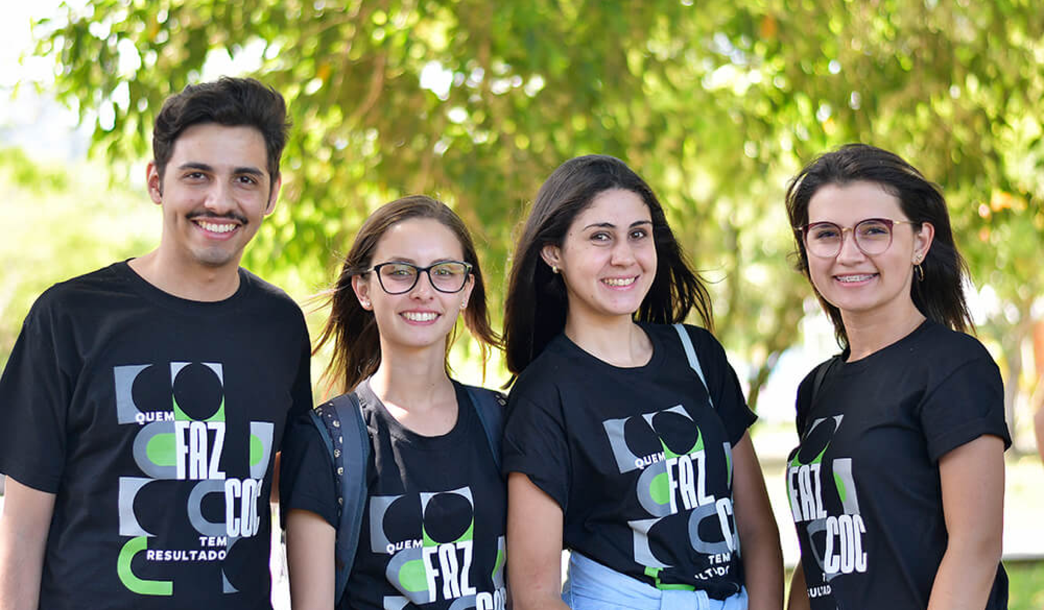 Jovens posando para foto e sorrindo.