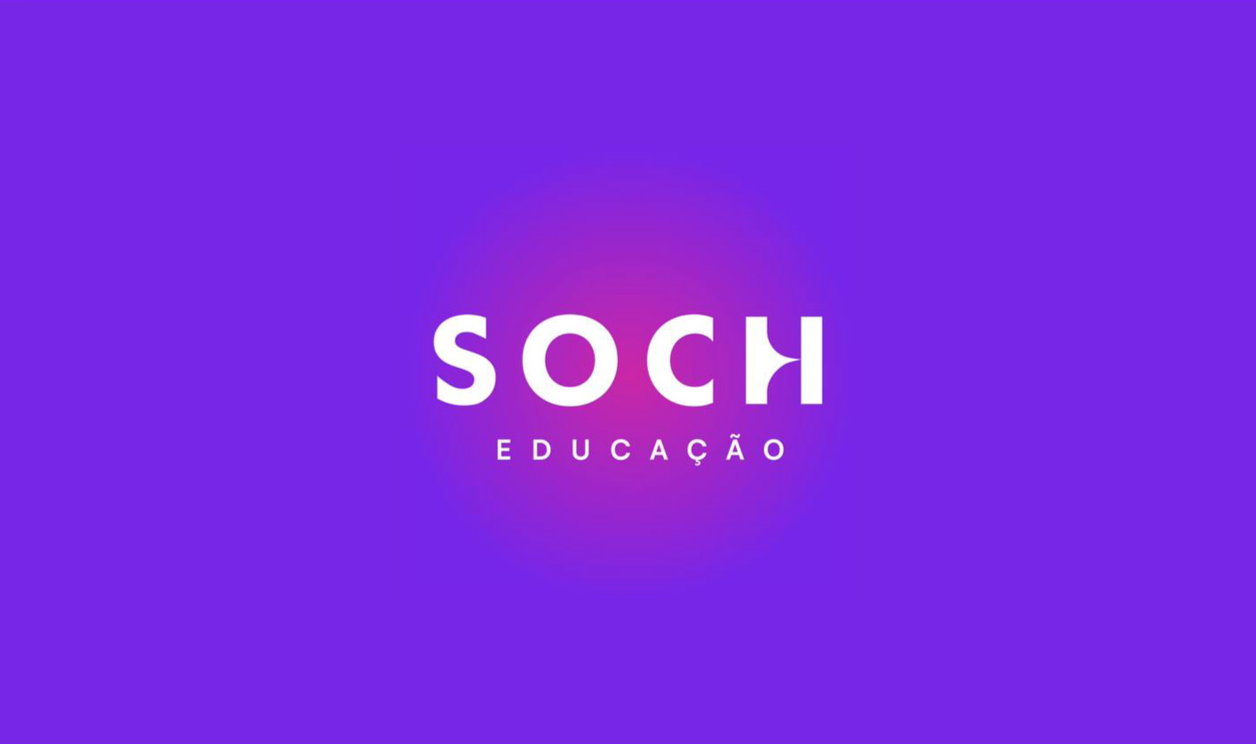 Jovem com braços cruzados escrito "Primeiro UFSC".