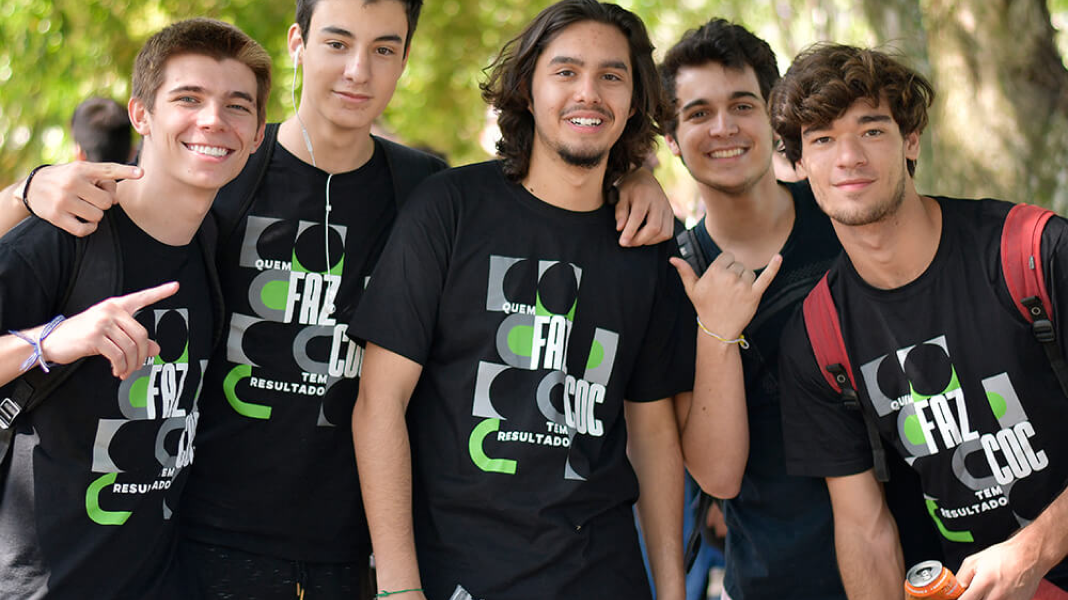 Jovens posando para foto e sorrindo