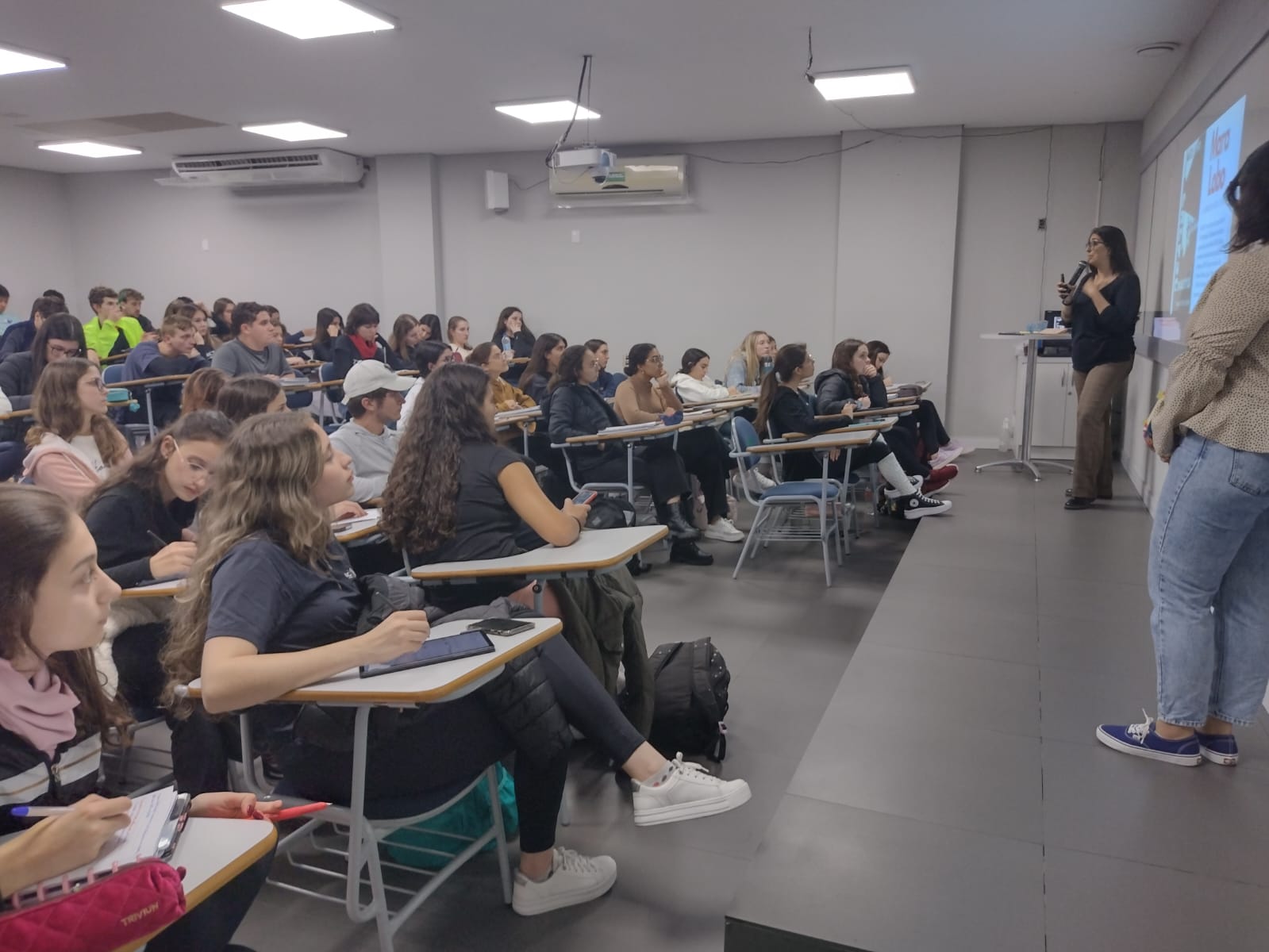 Jovens em uma roda de conversa.