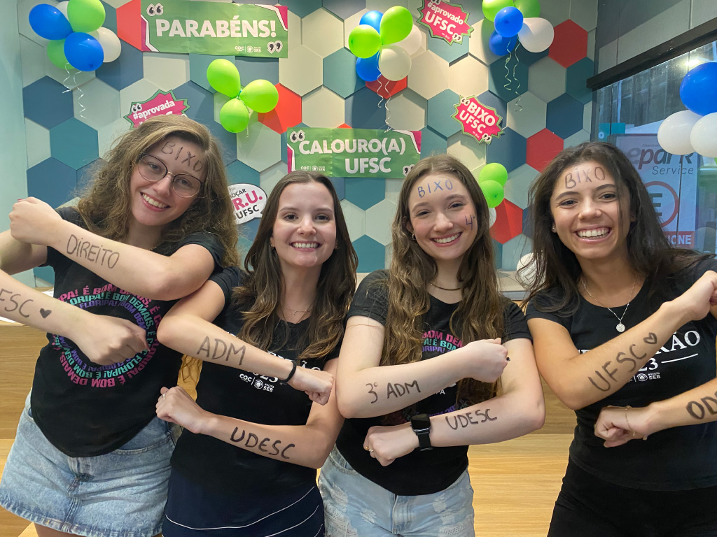 Crianças jogando bola.
