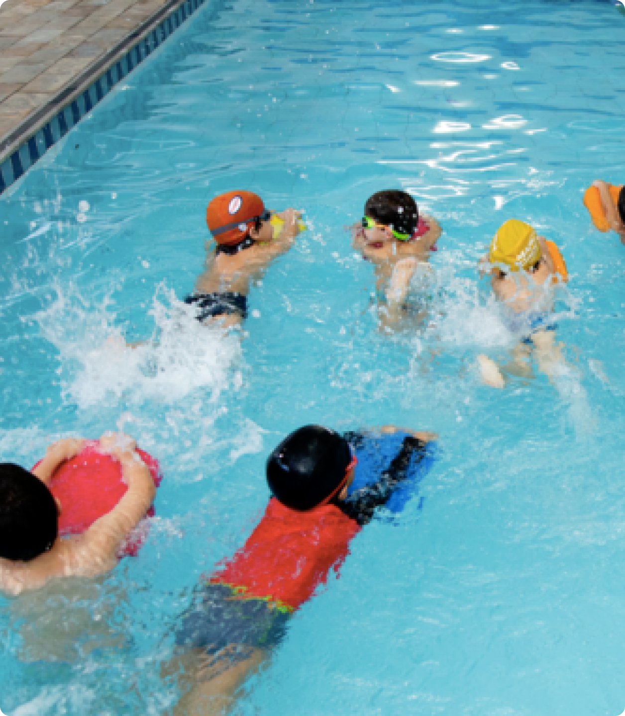 Crianças nadando com boia.