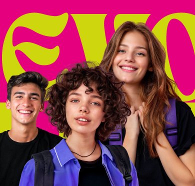 Jovens sorrindo com escritas nos braços.