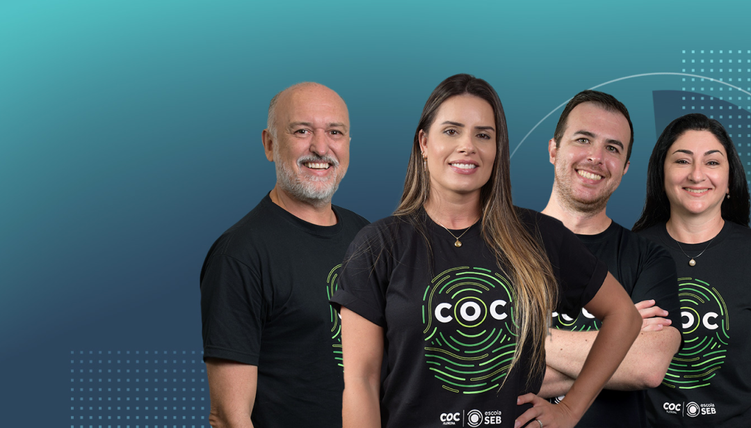 Professores uniformizados sorrindo.