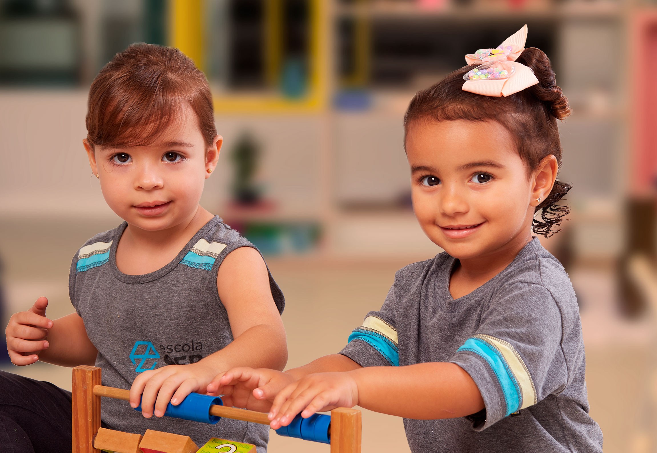 Duas Crianças na sala