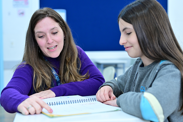 Estudantes em sala maker